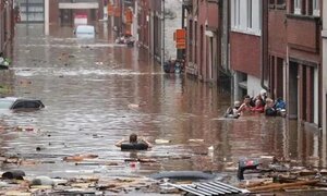 《欧洲多国遭遇极端天气 强风暴雨造成严重影响》