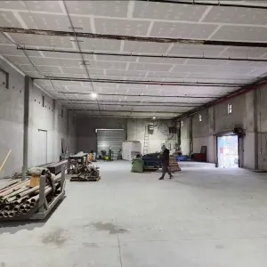 離JFK 10分鐘左右 有兩個大貨倉 出租