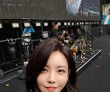 歌手于文文演唱会上突然晕倒，紧急送医