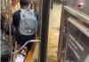 纽约地铁因暴雨漏水，乘客被困车厢内淡定拍照