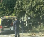 台南一军用卡车失控猛撞路边护栏“车头严重损毁”，2名士官受伤送医