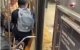 纽约地铁因暴雨漏水，乘客被困车厢内淡定拍照