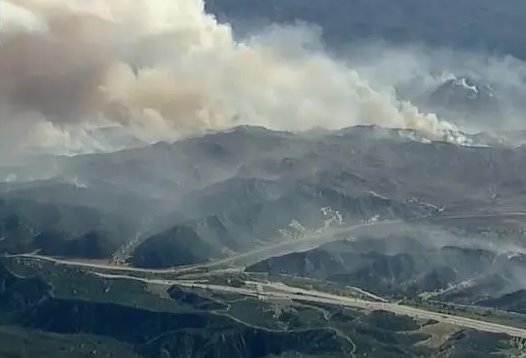 洛杉矶山火过火面积升至近60平方公里 仅2%火势得到控制