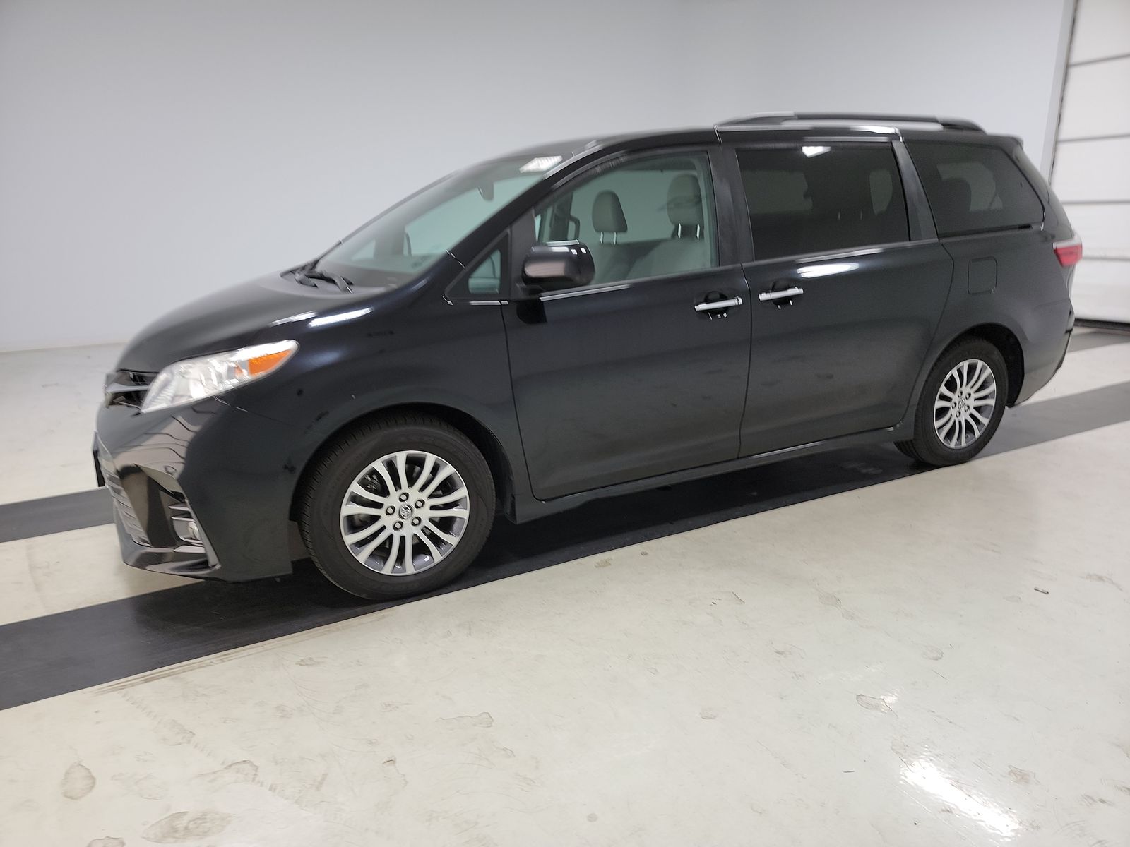 2019 Toyota Sienna XLE 8-Passenger 119.3" WB