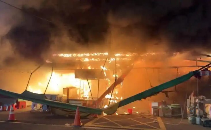 桃园一市场夜间突发火灾,现场火势猛烈传出多次爆炸声