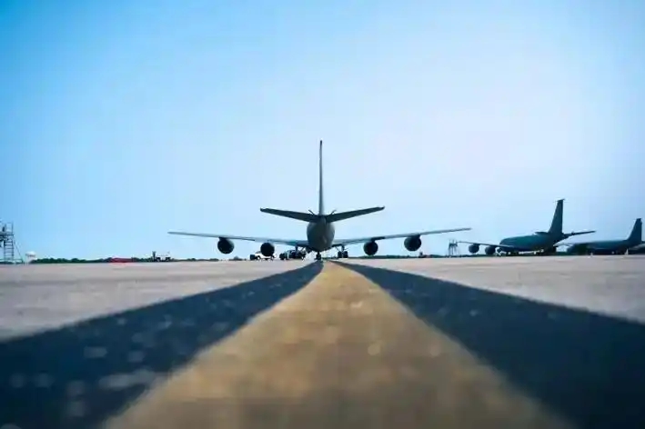 美军一基地收到可疑包裹，多人出现不适被送医，调查仍在进行中