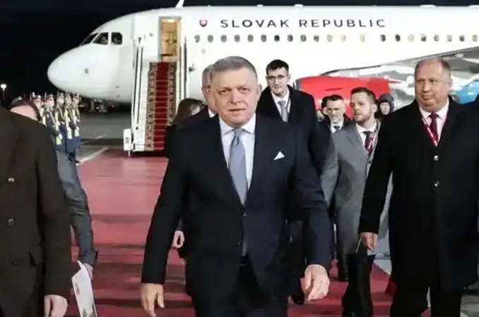 “开局不利”，斯洛伐克总理：我们的飞机在布鲁塞尔机场被撞坏，暂时无法飞行