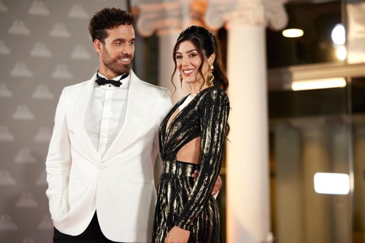 《明星夫妻甜蜜合体出席活动，现场互动超有爱》